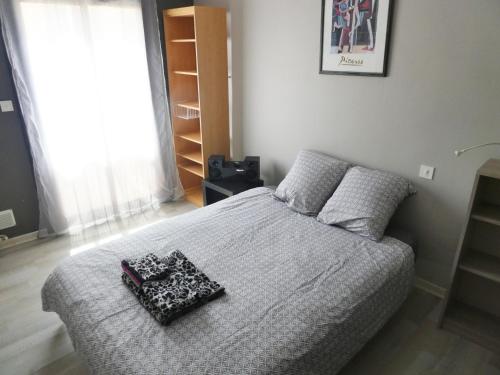 - une chambre avec un lit et 2 boîtes dans l'établissement La Courtine, centre historique Narbonne, à Narbonne