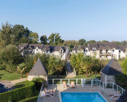 Appartements Les Ormes في Epiniac: صورة جوية لمنزل به مسبح