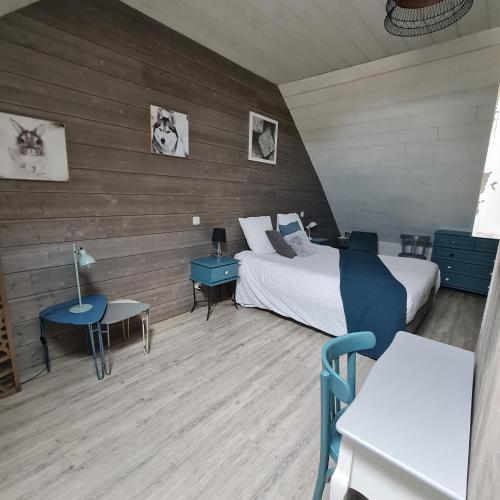 une chambre avec deux lits et une table avec une lampe dans l'établissement La mercerie des bout's, à Houssay