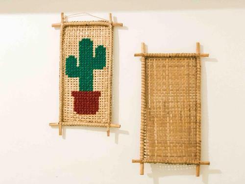 Zwei geflochtene Körbe hängen an einer Wand. in der Unterkunft RF-86: Apê completo e aconchegante na Ponta Verde in Maceió