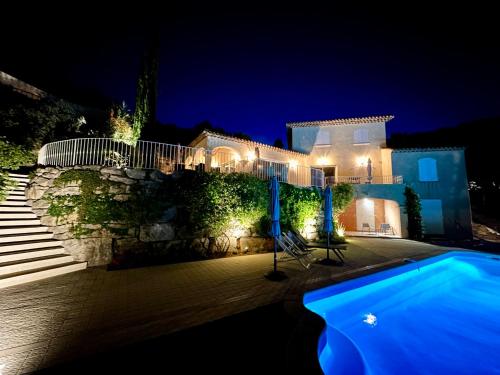 une maison avec piscine la nuit dans l'établissement Villa Cassiopée, à Sainte-Maxime