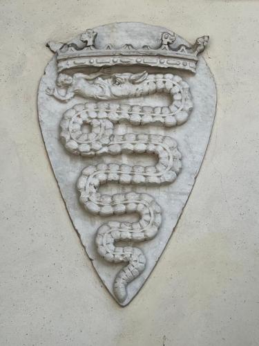 a snake design on the side of a building at Borgo del 1700 Le Scuderie - bilocale in Travedona