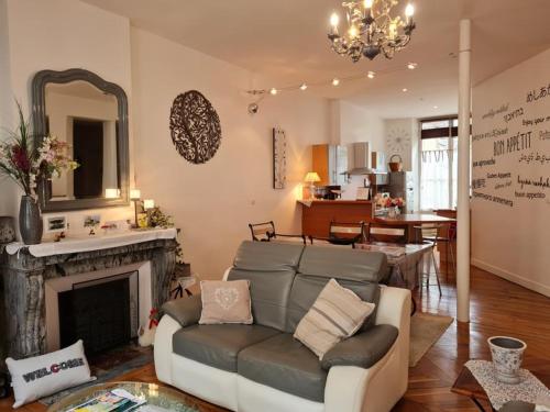 un salon avec un canapé et une cheminée dans l'établissement chez F&F, à Orléans