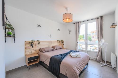 une chambre avec un lit et une fenêtre dans l'établissement Appartement Port Marchand, à Toulon