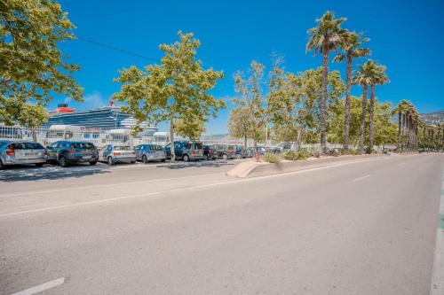 une rue dans un parking avec des palmiers dans l'établissement Appartement Port Marchand, à Toulon