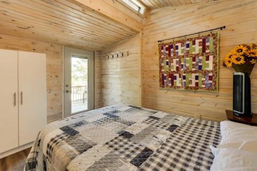 Postel nebo postele na pokoji v ubytování Cabin 21 near SDC, Branson, and Lake