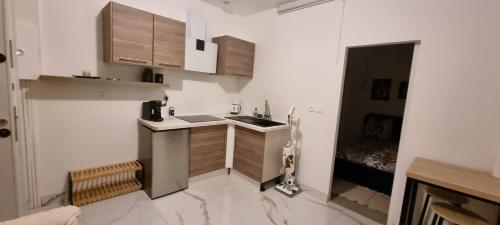 une cuisine blanche avec un évier et un comptoir dans l'établissement Lecomte studio, à Oissel