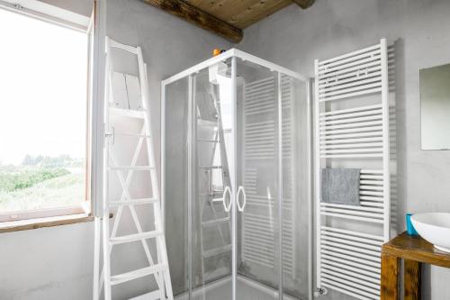 Koupelna v ubytování La Casa di Roby-1 appartamento la morra con piscina