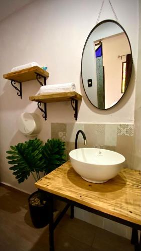 a bathroom with a sink and a mirror on the wall at Velvet hotel centro histórico in Santa Ana