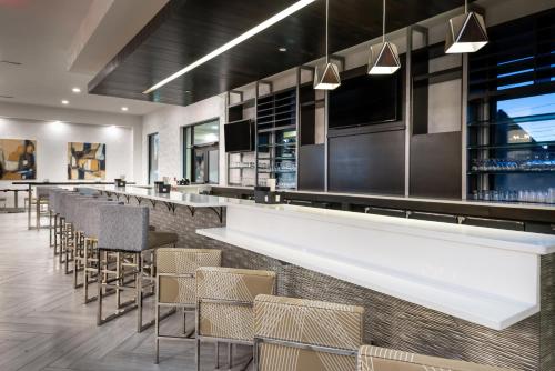 Un restaurante u otro lugar para comer en Home2 Suites by Hilton Columbia Downtown