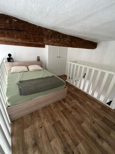 une chambre avec un lit et un parquet dans l'établissement L appartement de NOLY 4 couchages TV wifi, à Vias