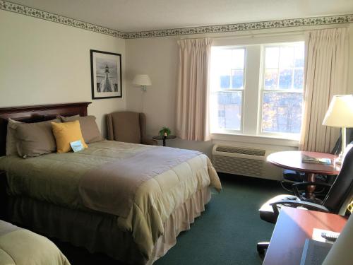 Un pat sau paturi într-o cameră la Camden Riverhouse Hotel and Inn