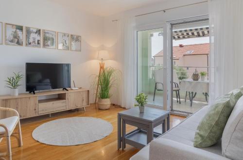 a living room with a couch and a tv at Apartment Paula in Promajna