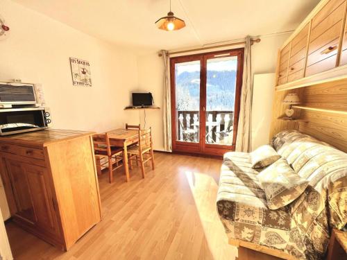 un salon avec un canapé et une table dans l'établissement Résidence L'ancolie - Studio au pied des pistes - 1450 m MAE-2764, à Notre-Dame-de-Bellecombe