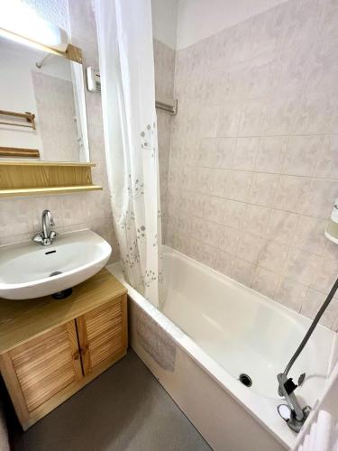 une salle de bain avec un lavabo et une baignoire et un lavabo dans l'établissement Résidence L'ancolie - Studio au pied des pistes - 1450 m MAE-2764, à Notre-Dame-de-Bellecombe