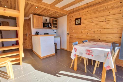 Photo de la galerie de l'établissement Résidence Le Chambet - Appartement de charme avec une vue exceptionnelle MAE-3024, à Notre-Dame-de-Bellecombe