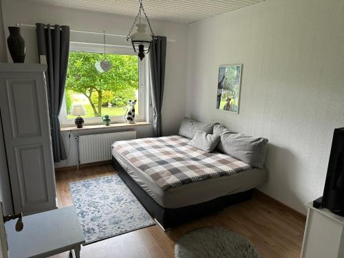 En eller flere senge i et værelse på Ferienhaus Gisela - Ganzes Haus - Haustiere Willkommen - Hage - Nordsee