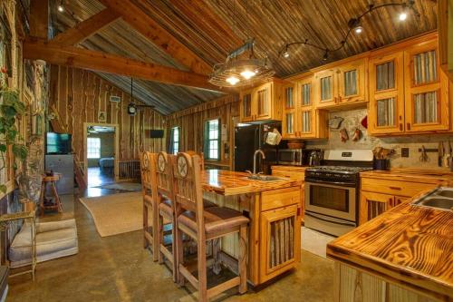 Η κουζίνα ή μικρή κουζίνα στο Camplee - 50 Private Acres - Lake Sam Rayburn