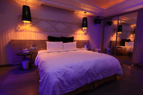Cama o camas de una habitación en 約客頂級汽車旅館-新竹館