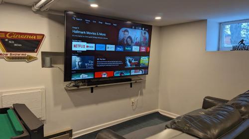 a room with a flat screen tv on a wall at Spacious&Gracious- 5BR Fam-Friendly near I95&Shops in Fairfield