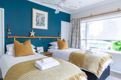 Ένα ή περισσότερα κρεβάτια σε δωμάτιο στο Secret Garden House