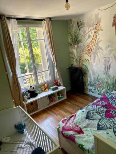- une chambre avec une fresque murale représentant des girafes dans l'établissement Maison 10 min from saint Denis, à Deuil-la-Barre