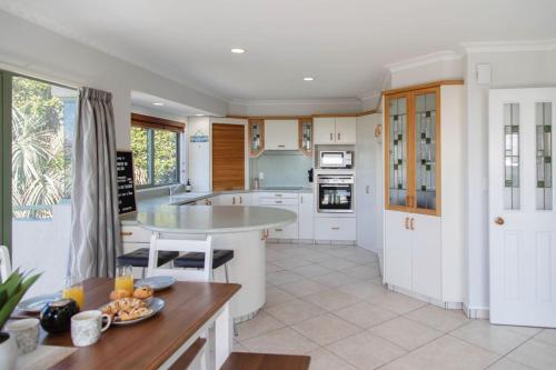 Una cocina o zona de cocina en Oceanview on Malibu