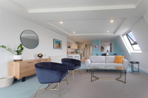 Ruang duduk di Lakeside Loft