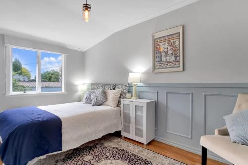 une chambre avec un lit et une fenêtre dans l'établissement Lake of Tranquility, à Rotorua