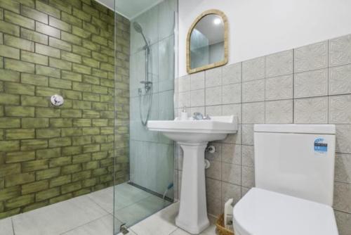 une salle de bain avec un lavabo, des toilettes et une douche dans l'établissement Lake of Tranquility, à Rotorua
