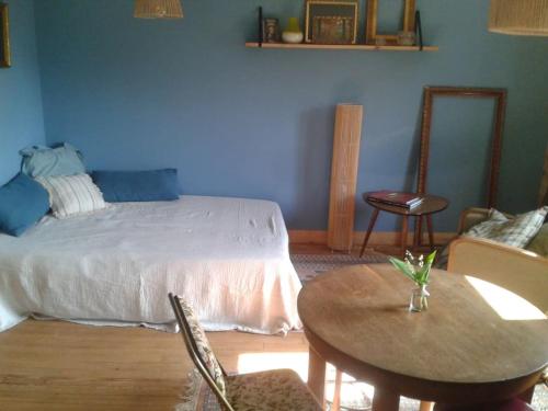 - une chambre avec un lit, une table et une table dans l'établissement Logement indépendant, à Colmar