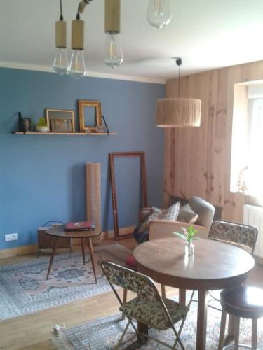 un salon avec une table, des chaises et un canapé dans l'établissement Logement indépendant, à Colmar