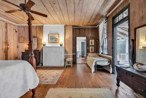 Un dormitorio con una cama y un ventilador de techo. en Lemon LaBruce 6 Bdrm Oceanfront Beach House, en Pawleys Island