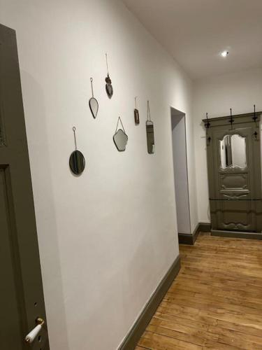 une pièce avec un mur blanc avec des ustensiles dessus dans l'établissement Maison chaleureuse Marsannay la Cote, à Marsannay-la-Côte