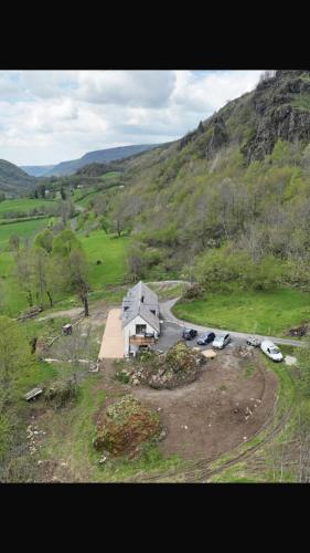 une vue aérienne d'une maison dans un champ dans l'établissement La Lys Martagon, à Le Falgoux