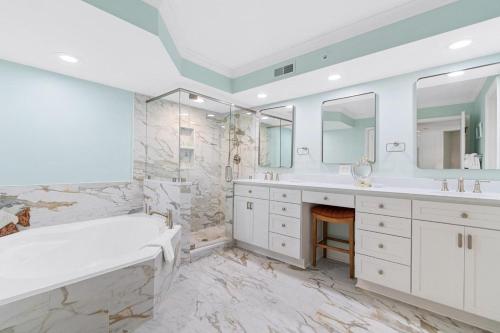 Et badeværelse på Beachfront Getaway Luxurious 3BR with Ocean Views