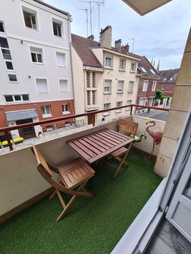 un balcon avec une table de pique-nique et deux chaises dessus dans l'établissement Appartement plein coeur de centre ville, à Beauvais