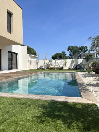 une piscine dans l'arrière-cour d'une maison dans l'établissement VILLA BAYA - 800 m de la plage, au Cap d'Agde