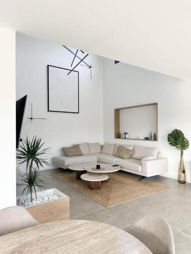 un salon avec un canapé et une table dans l'établissement VILLA BAYA - 800 m de la plage, au Cap d'Agde