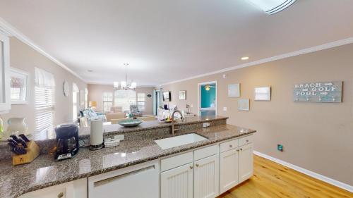 Fotografie z fotogalerie ubytování Lakeview Bliss True Blue 3BR Villa Pool Access v destinaci Pawleys Island