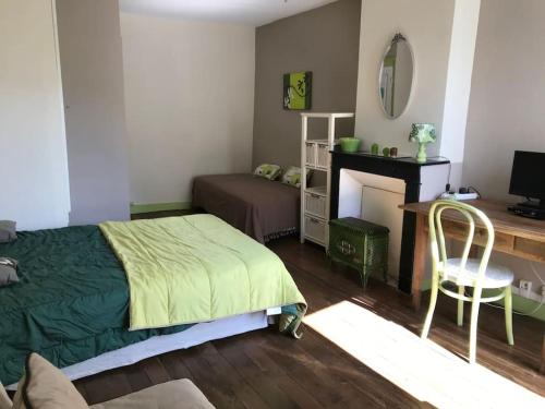 une chambre avec un lit, un bureau et un miroir dans l'établissement MAISON entre CREUSE et BERRY, à Badecon-le-Pin