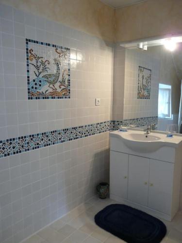 une salle de bain avec un lavabo et un miroir dans l'établissement MAISON entre CREUSE et BERRY, à Badecon-le-Pin