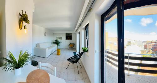 a living room with a view of a living room at Studio Square - zonrijke studio - zuidgericht balkon - dichtbij strand in Middelkerke