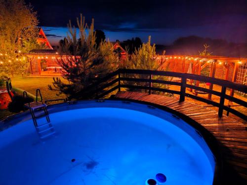 a bath tub in a yard at night at Siedlisko na Wzgórzu - Noclegi Agroturystyka - Borsuki in Sarnaki