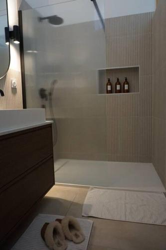 - une salle de bains pourvue d'une douche et d'une serviette à l'étage dans l'établissement -NotreFrenchCasa- Appart avec terrace proche Disney, Paris & Reims, à La Ferté-sous-Jouarre