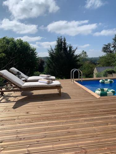 une terrasse en bois à côté d'une piscine dans l'établissement -NotreFrenchCasa- Appart avec terrace proche Disney, Paris & Reims, à La Ferté-sous-Jouarre