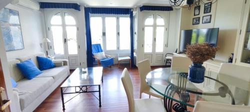 a living room with a couch and a glass table at Rincón del Mar, Mundaka in Mundaka