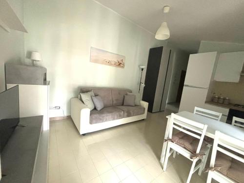 una sala de estar con un sofá blanco en una habitación en Summer House, en Agropoli