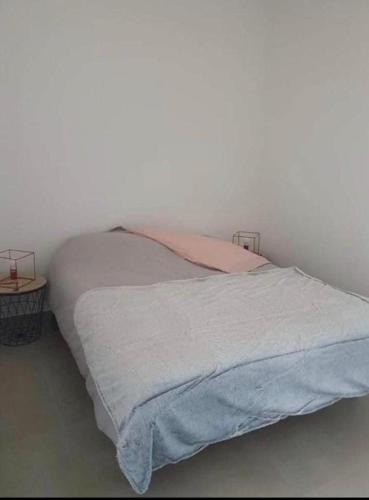 un lit dans un coin d'une pièce dans l'établissement Magnifique T2 jacuzzi piscine, à Fréjus