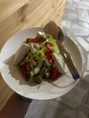 Comida na casa de hóspedes ou em algum lugar perto